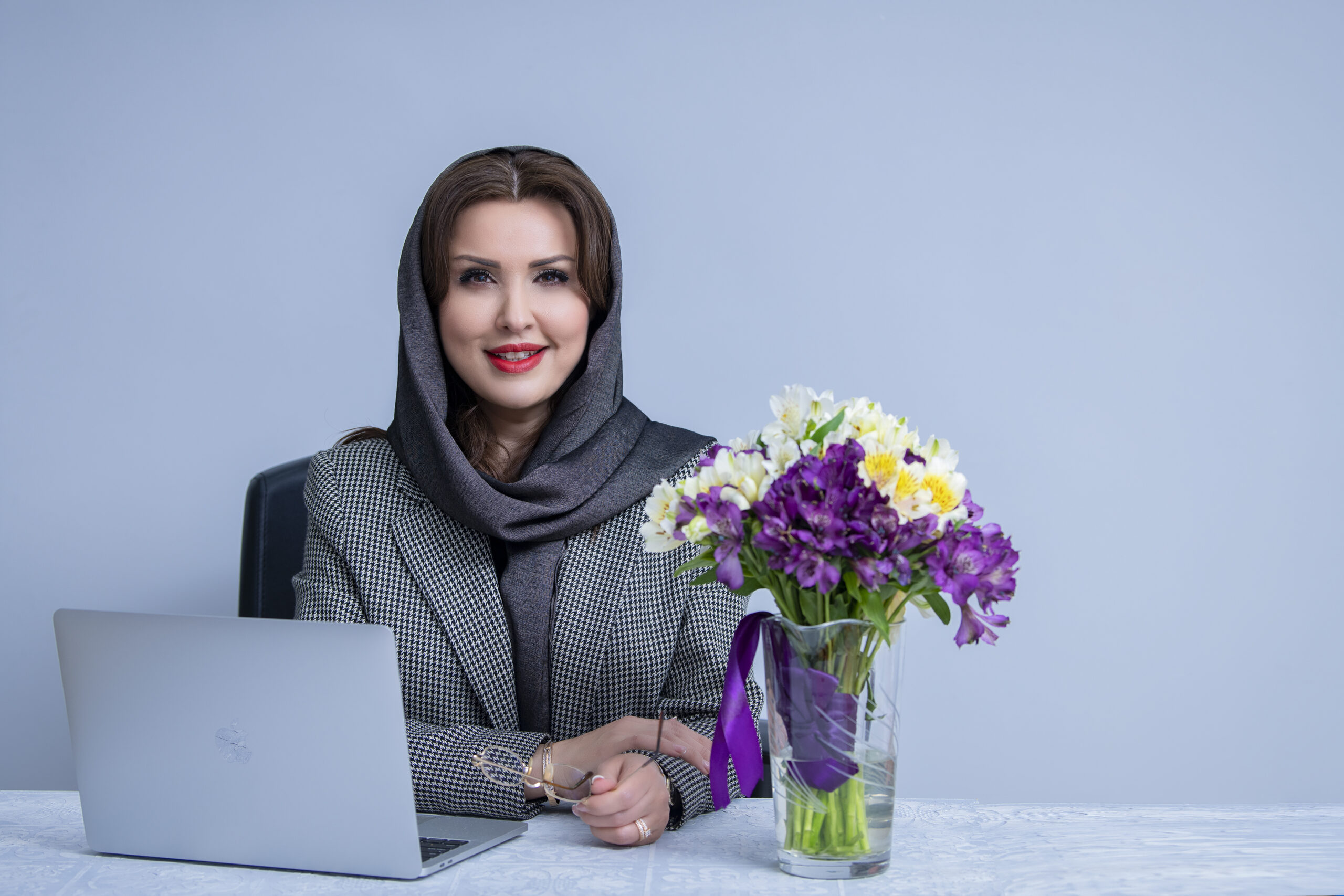 دکتر الهام محمدی در اتاق مشاوره